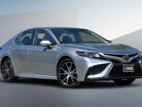 Used 2024 Toyota Camry SE image 2