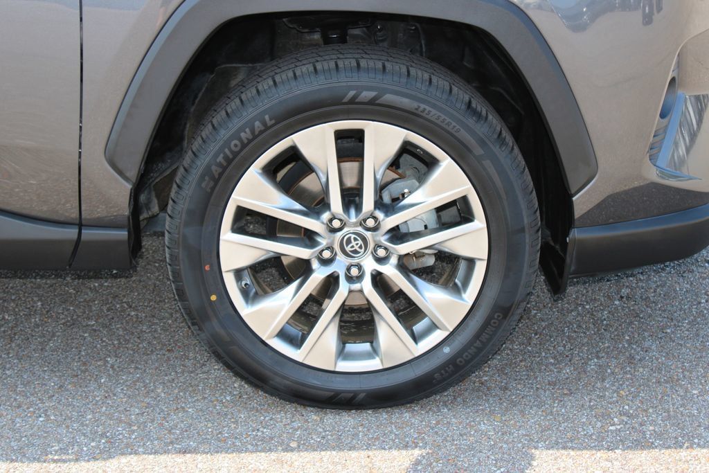 Used 2019 Toyota RAV4 XLE Premium FWD image 5