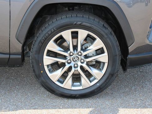 Used 2019 Toyota RAV4 XLE Premium FWD image 5