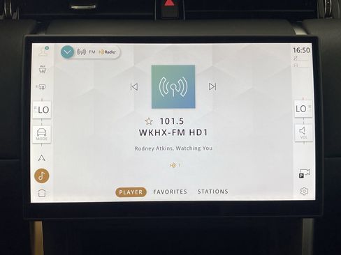 Used 2025 Land Rover Discovery Sport S image 22