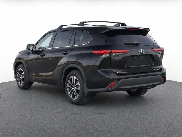 Used 2024 Toyota Highlander XLE AWD/4WD image 3