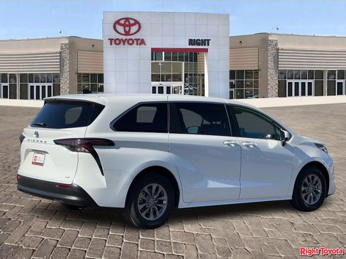 Certified 2025 Toyota Sienna LE image 9