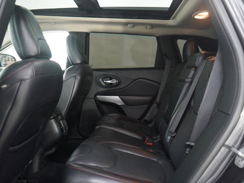 Used 2017 Jeep Cherokee Trailhawk image 19