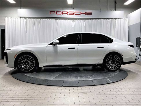 Used 2025 BMW 760i xDrive w/ Premium Package image 2