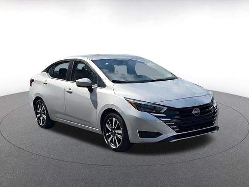 Used 2025 Nissan Versa SV FWD image 3