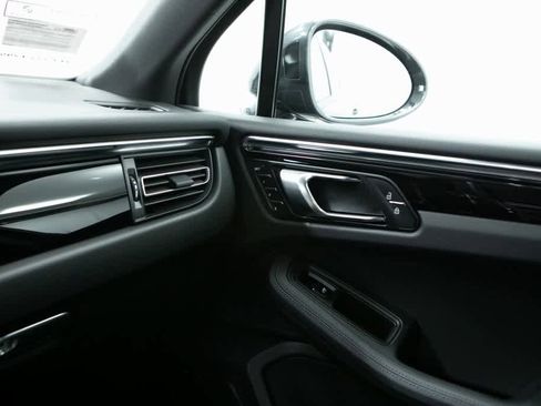 Used 2025 Porsche Macan image 28