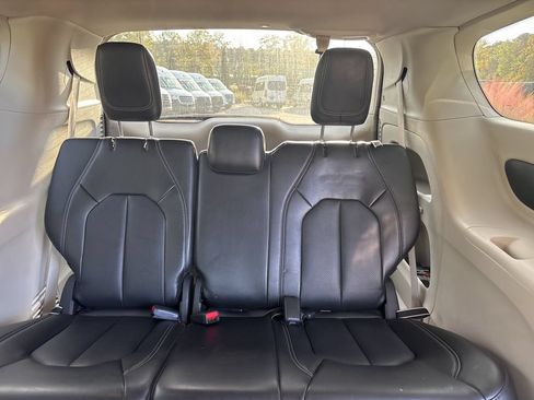 Used 2024 Chrysler Pacifica Touring-L FWD image 14