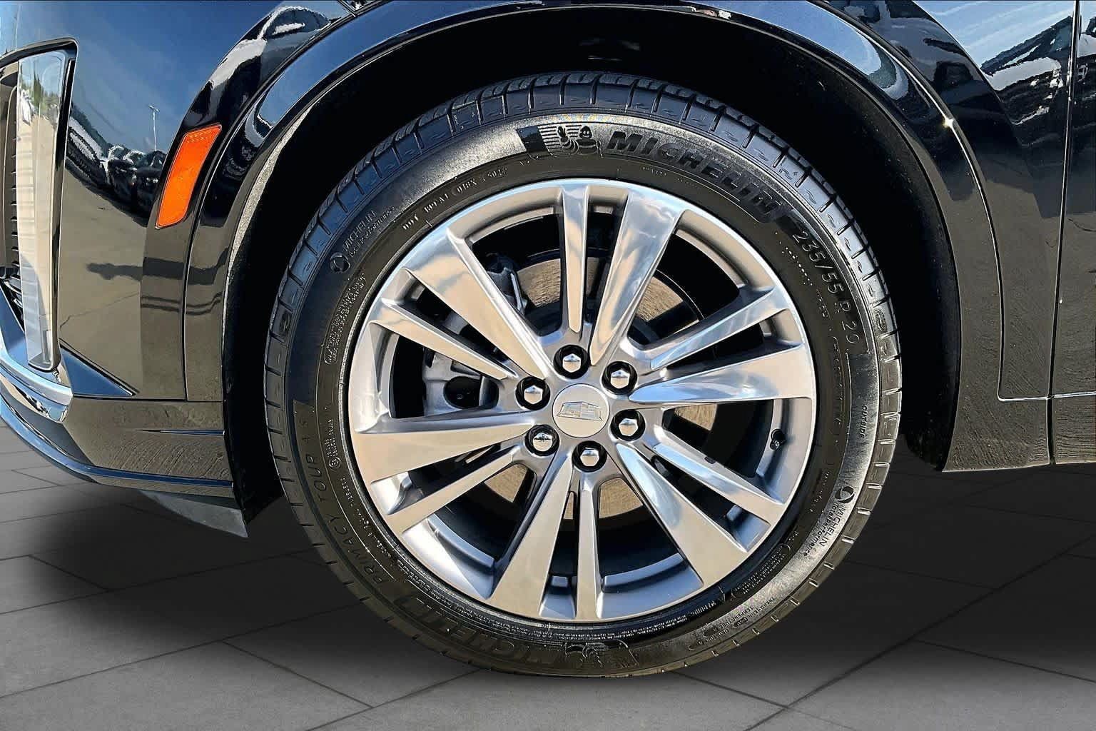 Used 2025 Cadillac XT6 Premium Luxury AWD/4WD image 10