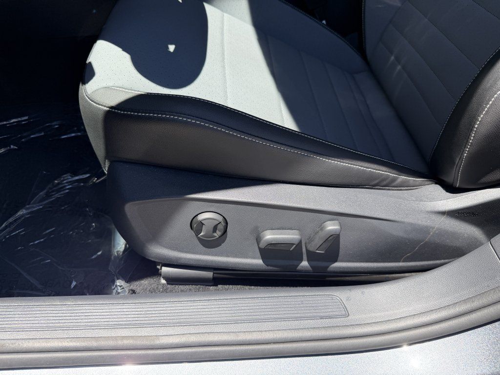Used 2025 Volkswagen Jetta SE w/ Sunroof Package FWD image 31