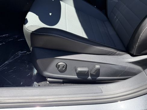 Used 2025 Volkswagen Jetta SE w/ Sunroof Package FWD image 31