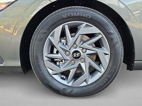 Used 2025 Hyundai Elantra Hybrid FWD image 24