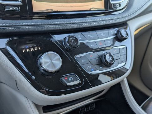 Used 2024 Chrysler Pacifica Limited image 20