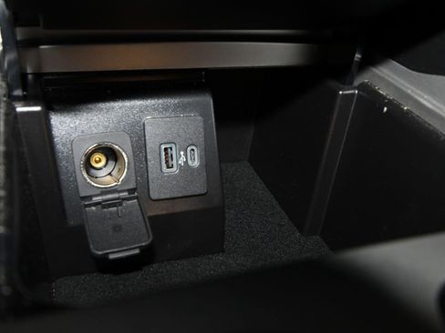 Used 2022 Ford Explorer XLT image 17