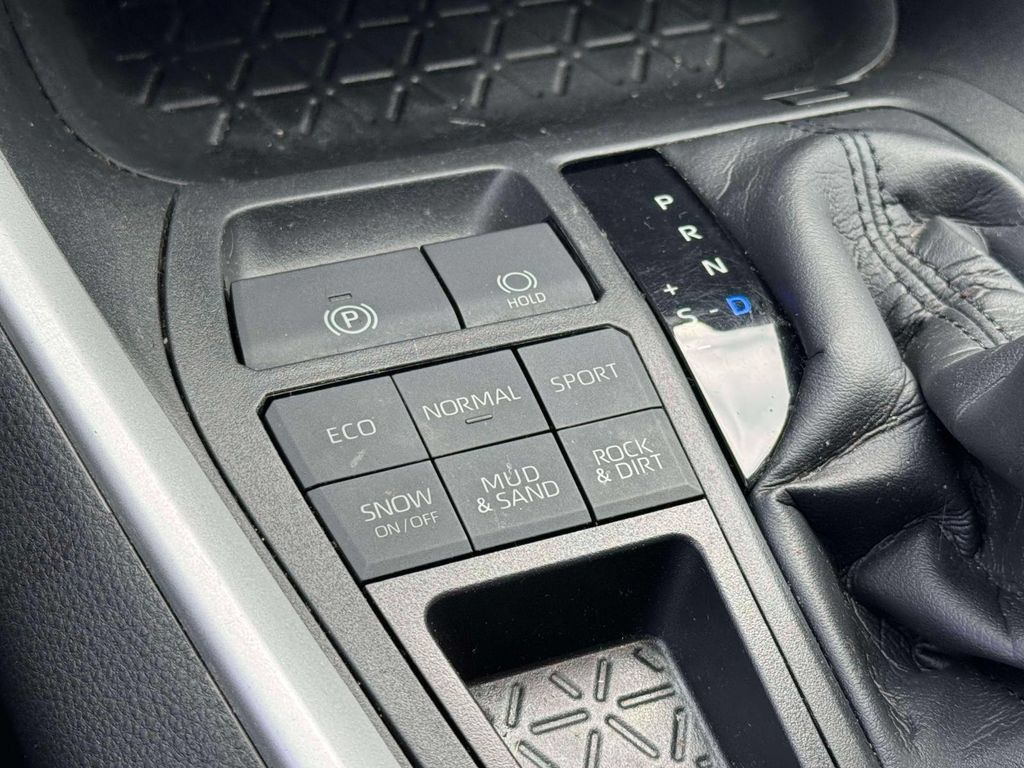 Used 2021 Toyota RAV4 LE AWD/4WD image 30