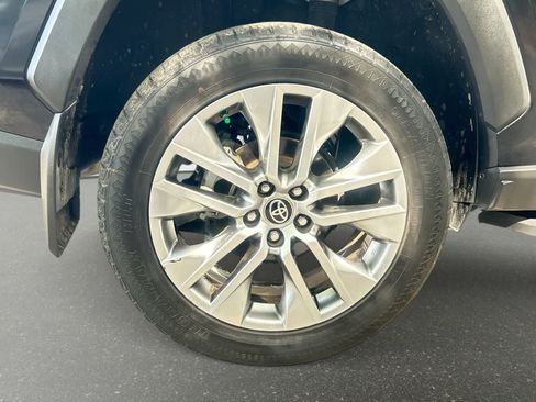 Used 2022 Toyota RAV4 XLE Premium FWD image 5
