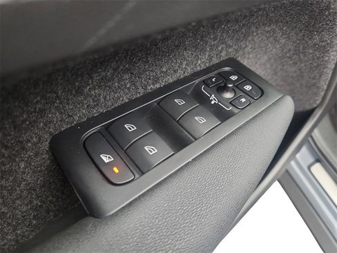 Used 2023 Volvo XC40 B5 Plus image 21