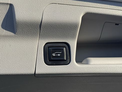 Used 2021 GMC Acadia SLT w/ LPO, Floor Liner Package image 31