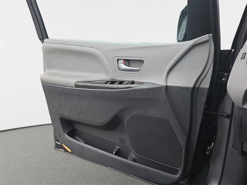 Used 2015 Toyota Sienna XLE Premium image 27