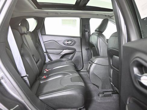 Used 2022 Jeep Cherokee Limited image 16