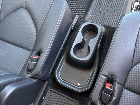 Used 2024 Toyota Highlander Limited image 20