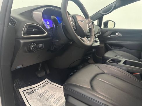Used 2025 Chrysler Pacifica Select FWD image 28