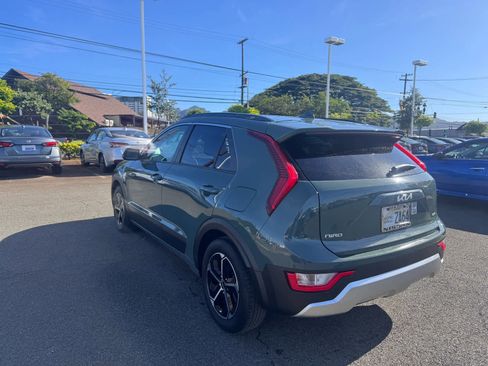 Used 2023 Kia Niro EX image 4