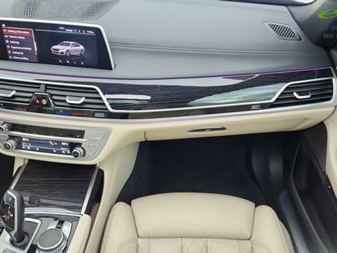 Used 2022 BMW 740i xDrive w/ M Sport Package AWD/4WD image 38