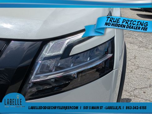 Used 2023 Nissan Pathfinder Platinum w/ Black Appearance Package AWD/4WD image 8