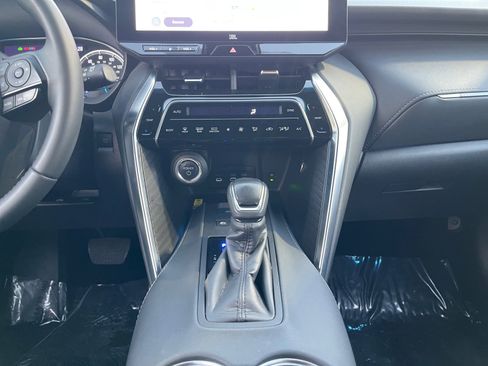 Used 2024 Toyota Venza XLE image 11