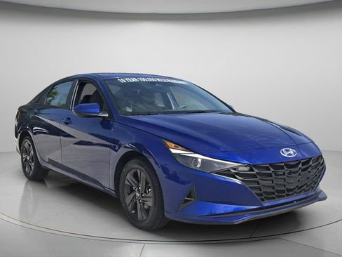 Used 2023 Hyundai Elantra SEL w/ Preferred Accessory Package FWD image 9