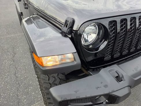 Used 2023 Jeep Gladiator Sport AWD/4WD image 19