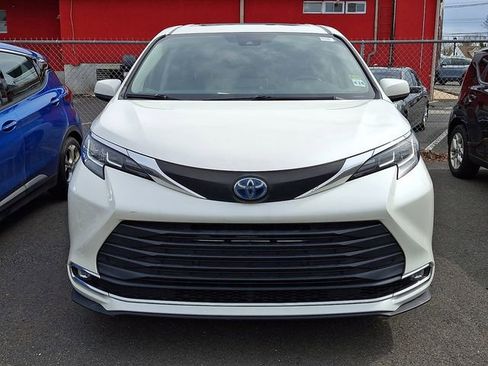 Used 2021 Toyota Sienna XLE image 2