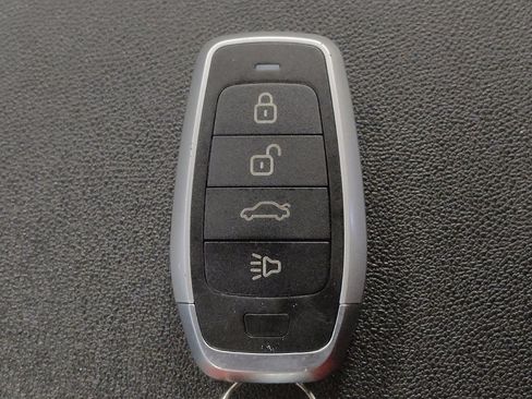 Used 2021 Chevrolet Equinox LT image 32