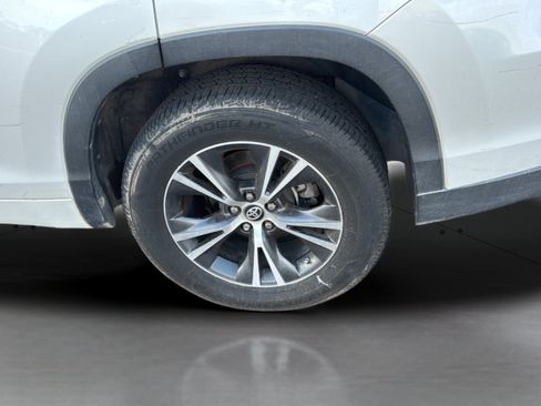 Used 2017 Toyota Highlander LE FWD image 37