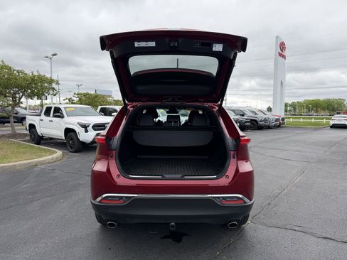 Certified 2024 Toyota Venza XLE AWD/4WD image 8