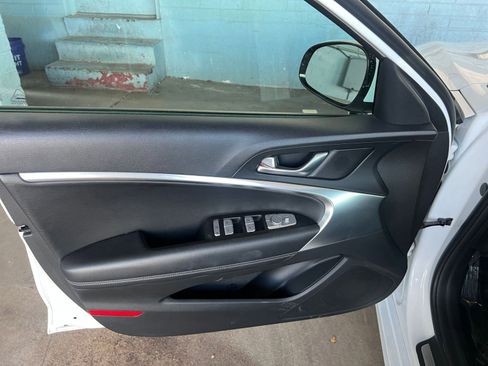 Used 2025 Genesis G70 2.5T image 18