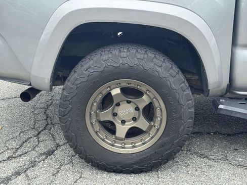 Used 2019 Toyota Tacoma TRD Sport AWD/4WD image 7