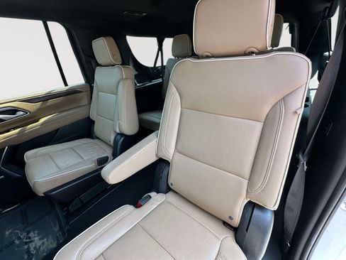 Used 2023 Chevrolet Suburban Premier w/ Premium Package AWD/4WD image 31