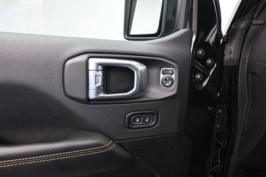 Used 2025 Jeep Wrangler Unlimited Sahara AWD/4WD image 11