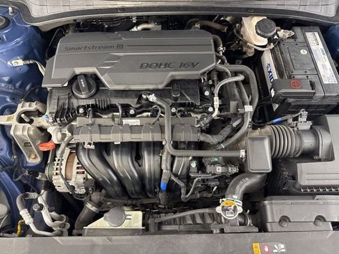 Used 2021 Hyundai Elantra SE image 17