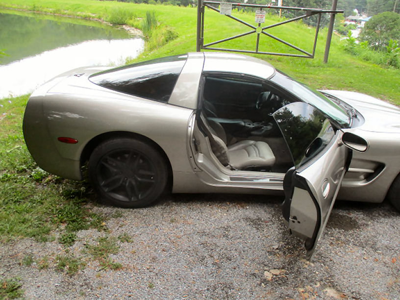 Used 2001 Chevrolet Corvette Coupe w/ Preferred Equipment Group2 RWD image 14