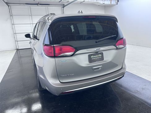 Used 2020 Chrysler Pacifica Touring-L FWD image 14