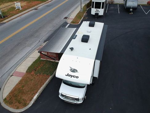 Used 2022 Ford E-450 and Econoline 450 Super Duty w/ Motorhome Prep Package image 17