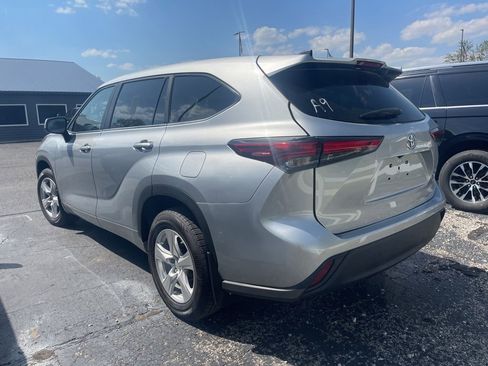 Used 2023 Toyota Highlander LE FWD image 3