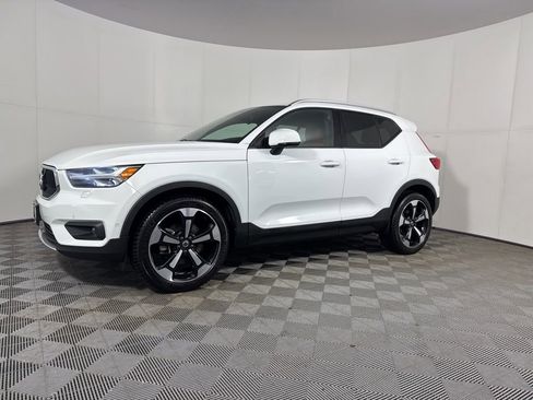Used 2019 Volvo XC40 T5 Momentum image 1