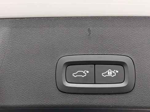 Used 2024 Volvo XC40 B5 Core image 13