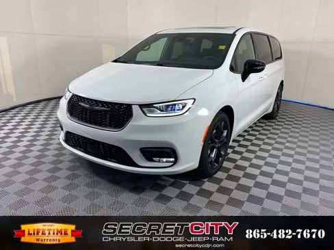 New 2026 Chrysler Pacifica Select image 3
