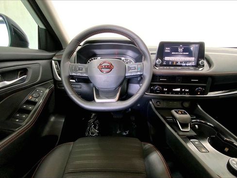 Used 2025 Nissan Rogue SV AWD/4WD image 4