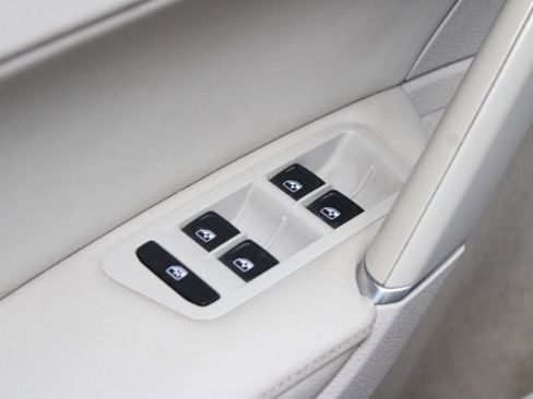 Used 2018 Volkswagen Golf SE image 10