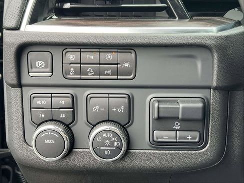 Used 2025 Chevrolet Suburban Premier image 24